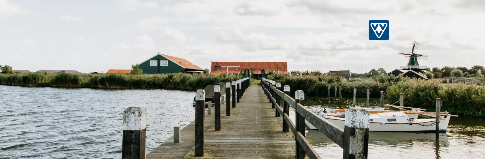 Stijger met boot en molen op de achtergrond